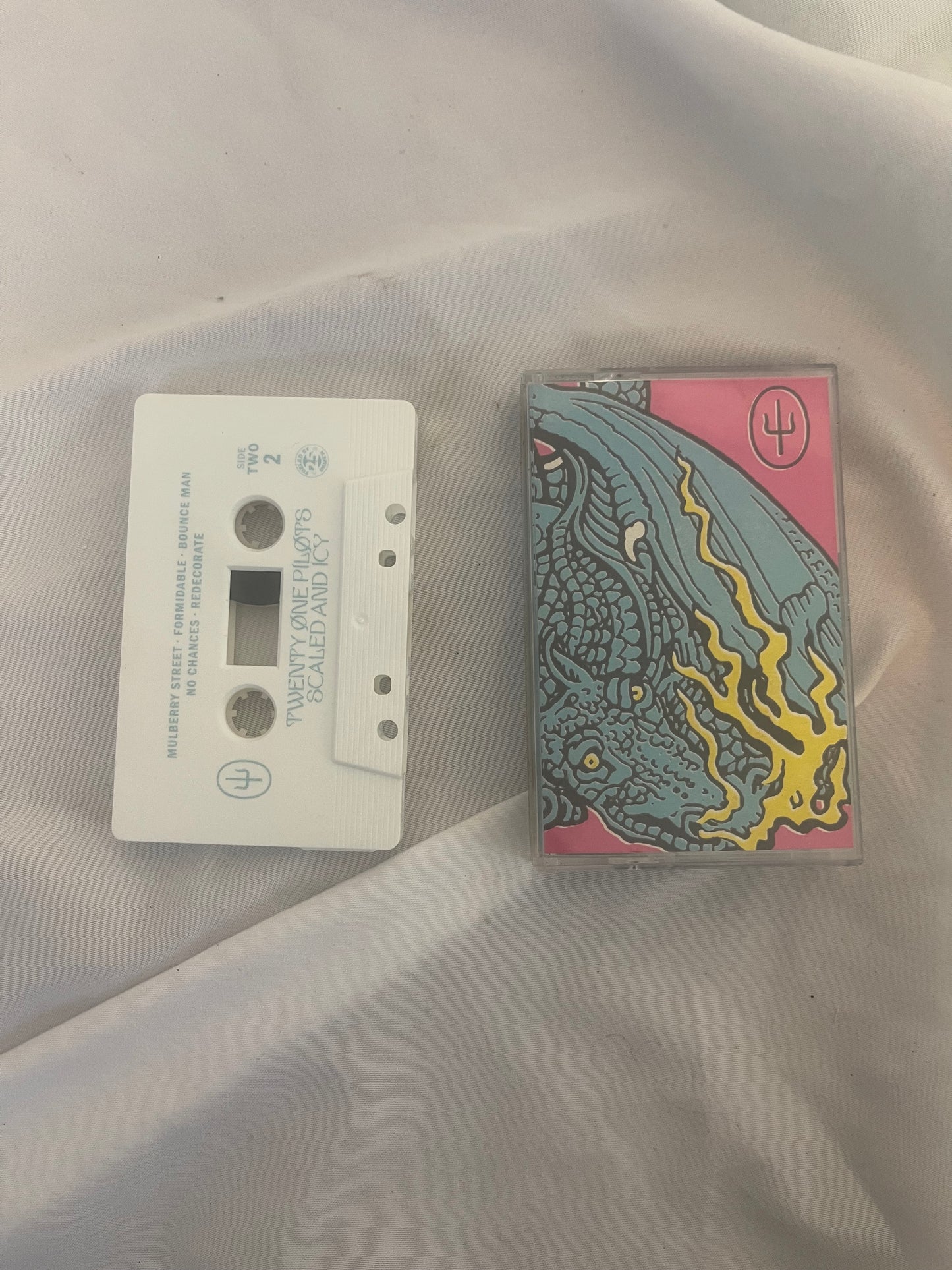 Twenty One Pilots - Scaled And Icy (white cassette)