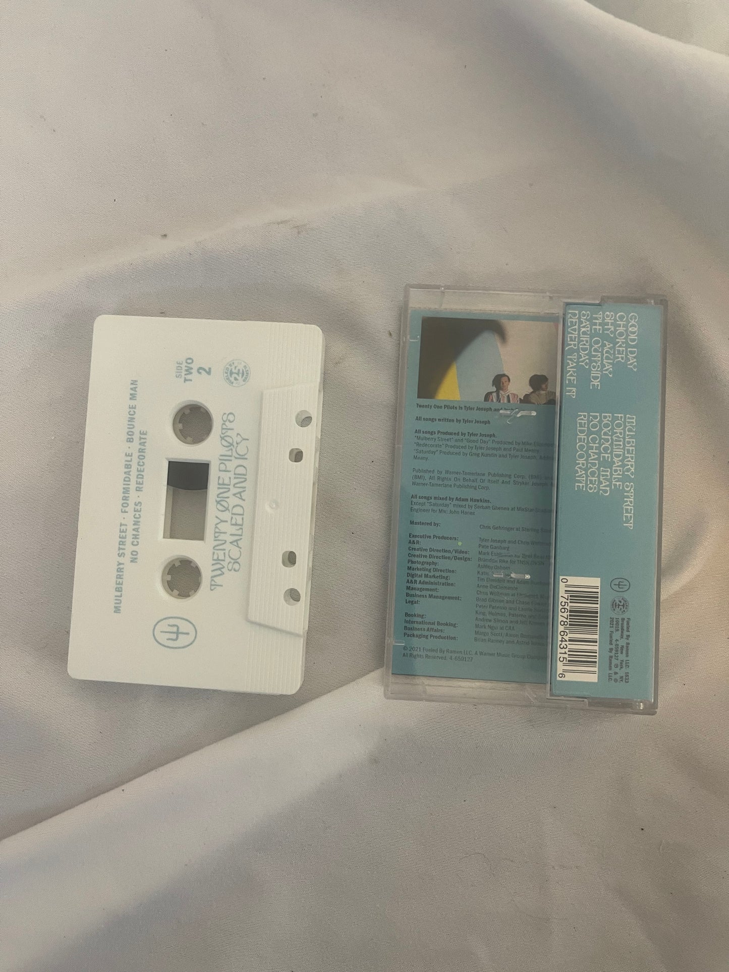 Twenty One Pilots - Scaled And Icy (white cassette)