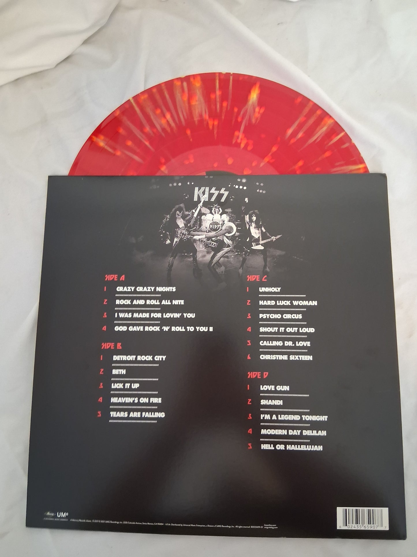 Kiss - Kissworld: The Best Of Kiss (Walmart exclusive red with yellow splatter vinyl)