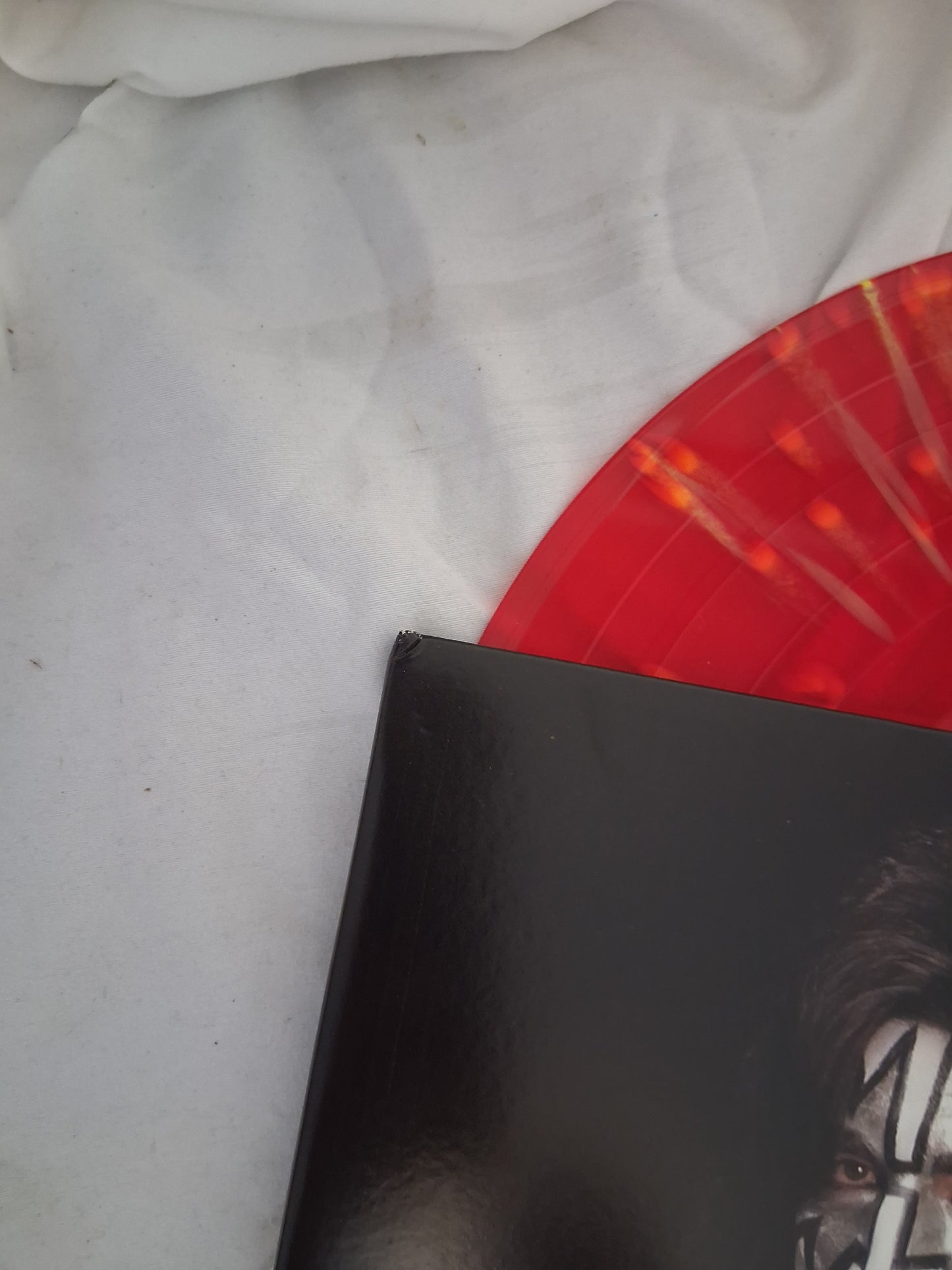 Kiss - Kissworld: The Best Of Kiss (Walmart exclusive red with yellow splatter vinyl)